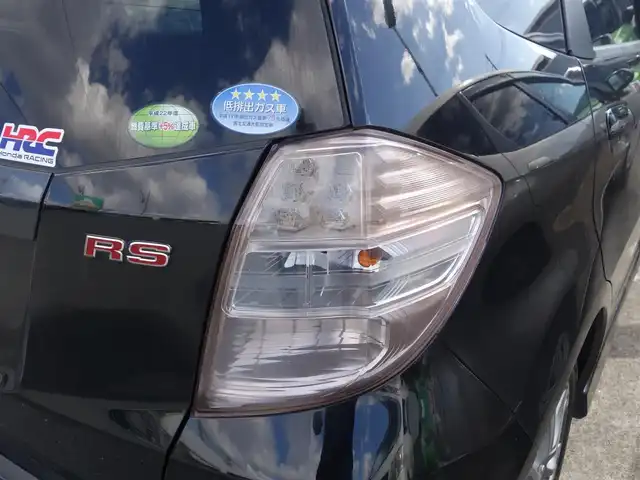 ホンダ フィット RS 静岡県 2011(平23)年 4.7万km クリスタルブラックパール MT車/走行距離47千キロ/社外パイオニア　ツィーター/Pivotスロットルコントローラー/社外デールレンズ/コンフォートビューパッケージ/　・撥水／ヒーテッドドアミラー/　・熱線入フロントウインドウ/　・フロントドア撥水ガラス/　・VSA/社外Carrozzeriaディスプレイオーディオ/（FH-8500DVS）/　CD/DVD/BT/AUX/ipod/AM.FM/ビルトインETC/HIDヘッドライト/フロントフォグランプ/社外フロアマット／ドアバイザー/スペアキー1個