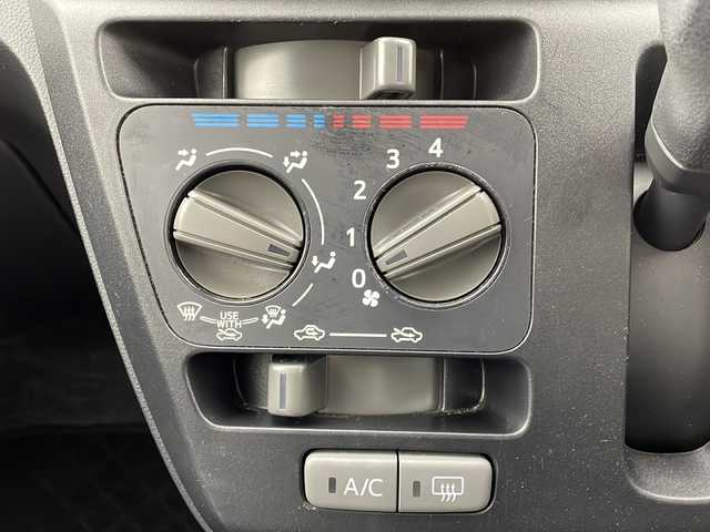 ダイハツ ミラ イース L SAⅢ 大阪府 2020(令2)年 2.9万km ホワイト 社外7型メモリナビ(KENWOOD/MDV-D207BT)/【Bluetooth/FM/AM/CD/USB/SDサーバー】/バックカメラ/スマートアシストIII/・衝突軽減ブレーキ/・衝突警報/・車線逸脱警報/・誤発進抑制機能/・先行車発進お知らせ/・前後コーナーセンサー/・オートハイビーム/ハロゲンヘッドライト/ライトレベライザー/シフトロック/シガーソケット/リモコンキー/純正フロアマット/保証書