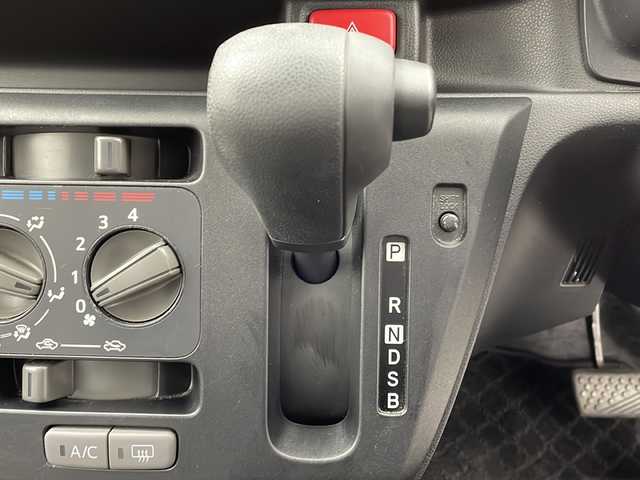 ダイハツ ミラ イース L SAⅢ 大阪府 2020(令2)年 2.9万km ホワイト 社外7型メモリナビ(KENWOOD/MDV-D207BT)/【Bluetooth/FM/AM/CD/USB/SDサーバー】/バックカメラ/スマートアシストIII/・衝突軽減ブレーキ/・衝突警報/・車線逸脱警報/・誤発進抑制機能/・先行車発進お知らせ/・前後コーナーセンサー/・オートハイビーム/ハロゲンヘッドライト/ライトレベライザー/シフトロック/シガーソケット/リモコンキー/純正フロアマット/保証書