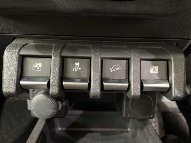 スズキ ジムニー シエラ JC 栃木県 2022(令4)年 1.8万km ジャングルグリーン 社外ナビ/(フルセグTV/SD/CD/DVD)/禁煙車/ヘッドライトウォッシャー/4WD/バックカメラ/衝突軽減ブレーキ/シートヒーター/オートライト/LEDヘッドライト/横滑り防止装置/フォグランプ/スマートキー/プッシュスタート/アイドリングストップ/ステアリングスイッチ/電動格納ミラー/純正15インチアルミホイール/純正フロアマット