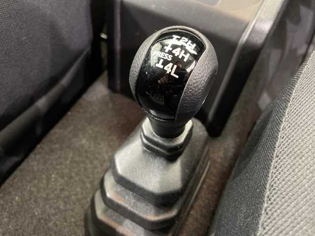 スズキ ジムニー シエラ JC 栃木県 2022(令4)年 1.8万km ジャングルグリーン 社外ナビ/(フルセグTV/SD/CD/DVD)/禁煙車/ヘッドライトウォッシャー/4WD/バックカメラ/衝突軽減ブレーキ/シートヒーター/オートライト/LEDヘッドライト/横滑り防止装置/フォグランプ/スマートキー/プッシュスタート/アイドリングストップ/ステアリングスイッチ/電動格納ミラー/純正15インチアルミホイール/純正フロアマット