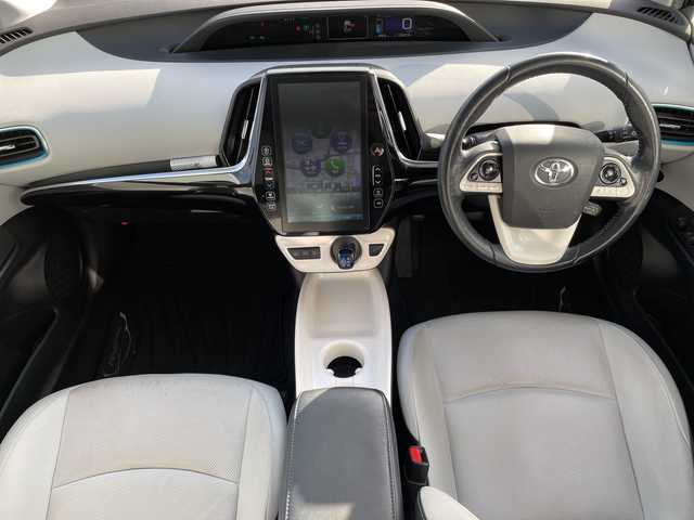 トヨタ プリウス ＰＨＶ A レザーパッケージ 神奈川県 2018(平30)年 10.5万km シルバーM ・１１．６インチナビ　/・バックカメラ　/・ＥＴＣ２．０　/・Ｂｌｕｅｔｏｏｔｈ　/・フルセグＴＶ　/・前後ドラレコ　/・トヨタセーフティーセンス　/・レーダークルーズコントロール　/・シートヒーター　/・パワーシート　/・コーナーセンサー