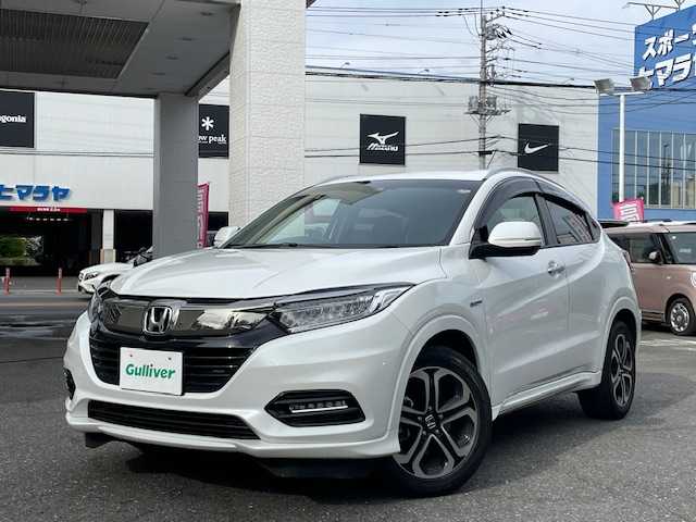 ホンダ ヴェゼル ハイブリッド Z ホンダセンシング 埼玉県 2020(令2)年 2.8万km プラチナホワイトパール 外部検査済み/登録時走行距離27132km/車検R9年3月4日まで/ハイブリッドモデル/純正８インチメモリナビゲーション/（CD/DVD/BT）/フルセグテレビ/バックカメラ/ホンダセンシング/レーンキープアシスト/アダプティブクルーズコントロール/純正17インチアルミホイール/ルーフレール/ハーフレザーシート/LEDヘッドライト/LEDフォグランプ/ETC(ビルトイン)/前後ドライブレコーダー/パドルシフト/シートヒーター（前席）/オートライト/ステアリングリモコン/ミラーヒーター/電動格納ミラー/USBポート/プッシュスタート/スマートキー/アイドリングストップ/新車保証書/取扱説明書