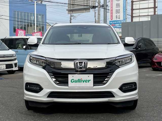 ホンダ ヴェゼル ハイブリッド Z ホンダセンシング 埼玉県 2020(令2)年 2.8万km プラチナホワイトパール 外部検査済み/登録時走行距離27132km/車検R9年3月4日まで/ハイブリッドモデル/純正８インチメモリナビゲーション/（CD/DVD/BT）/フルセグテレビ/バックカメラ/ホンダセンシング/レーンキープアシスト/アダプティブクルーズコントロール/純正17インチアルミホイール/ルーフレール/ハーフレザーシート/LEDヘッドライト/LEDフォグランプ/ETC(ビルトイン)/前後ドライブレコーダー/パドルシフト/シートヒーター（前席）/オートライト/ステアリングリモコン/ミラーヒーター/電動格納ミラー/USBポート/プッシュスタート/スマートキー/アイドリングストップ/新車保証書/取扱説明書