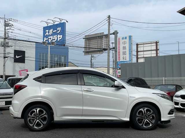 ホンダ ヴェゼル ハイブリッド Z ホンダセンシング 埼玉県 2020(令2)年 2.8万km プラチナホワイトパール 外部検査済み/登録時走行距離27132km/車検R9年3月4日まで/ハイブリッドモデル/純正８インチメモリナビゲーション/（CD/DVD/BT）/フルセグテレビ/バックカメラ/ホンダセンシング/レーンキープアシスト/アダプティブクルーズコントロール/純正17インチアルミホイール/ルーフレール/ハーフレザーシート/LEDヘッドライト/LEDフォグランプ/ETC(ビルトイン)/前後ドライブレコーダー/パドルシフト/シートヒーター（前席）/オートライト/ステアリングリモコン/ミラーヒーター/電動格納ミラー/USBポート/プッシュスタート/スマートキー/アイドリングストップ/新車保証書/取扱説明書