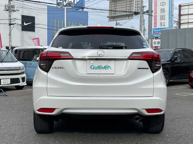 ホンダ ヴェゼル ハイブリッド Z ホンダセンシング 埼玉県 2020(令2)年 2.8万km プラチナホワイトパール 外部検査済み/登録時走行距離27132km/車検R9年3月4日まで/ハイブリッドモデル/純正８インチメモリナビゲーション/（CD/DVD/BT）/フルセグテレビ/バックカメラ/ホンダセンシング/レーンキープアシスト/アダプティブクルーズコントロール/純正17インチアルミホイール/ルーフレール/ハーフレザーシート/LEDヘッドライト/LEDフォグランプ/ETC(ビルトイン)/前後ドライブレコーダー/パドルシフト/シートヒーター（前席）/オートライト/ステアリングリモコン/ミラーヒーター/電動格納ミラー/USBポート/プッシュスタート/スマートキー/アイドリングストップ/新車保証書/取扱説明書