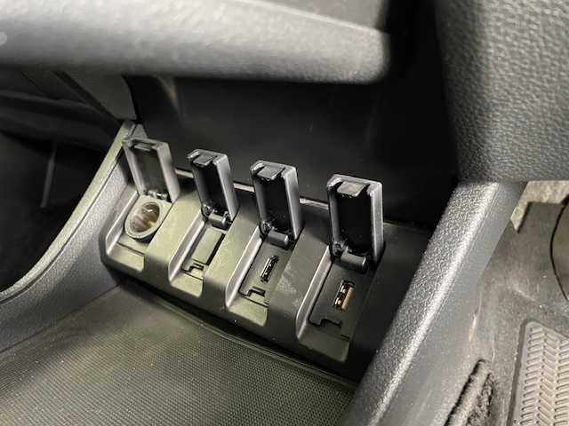 ホンダ ヴェゼル ハイブリッド Z ホンダセンシング 埼玉県 2020(令2)年 2.8万km プラチナホワイトパール 外部検査済み/登録時走行距離27132km/車検R9年3月4日まで/ハイブリッドモデル/純正８インチメモリナビゲーション/（CD/DVD/BT）/フルセグテレビ/バックカメラ/ホンダセンシング/レーンキープアシスト/アダプティブクルーズコントロール/純正17インチアルミホイール/ルーフレール/ハーフレザーシート/LEDヘッドライト/LEDフォグランプ/ETC(ビルトイン)/前後ドライブレコーダー/パドルシフト/シートヒーター（前席）/オートライト/ステアリングリモコン/ミラーヒーター/電動格納ミラー/USBポート/プッシュスタート/スマートキー/アイドリングストップ/新車保証書/取扱説明書