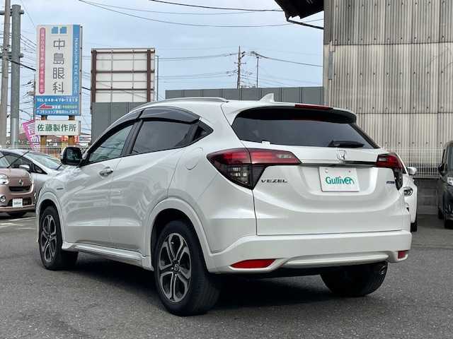 ホンダ ヴェゼル ハイブリッド Z ホンダセンシング 埼玉県 2020(令2)年 2.8万km プラチナホワイトパール 外部検査済み/登録時走行距離27132km/車検R9年3月4日まで/ハイブリッドモデル/純正８インチメモリナビゲーション/（CD/DVD/BT）/フルセグテレビ/バックカメラ/ホンダセンシング/レーンキープアシスト/アダプティブクルーズコントロール/純正17インチアルミホイール/ルーフレール/ハーフレザーシート/LEDヘッドライト/LEDフォグランプ/ETC(ビルトイン)/前後ドライブレコーダー/パドルシフト/シートヒーター（前席）/オートライト/ステアリングリモコン/ミラーヒーター/電動格納ミラー/USBポート/プッシュスタート/スマートキー/アイドリングストップ/新車保証書/取扱説明書