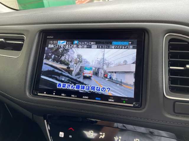 ホンダ ヴェゼル ハイブリッド Z ホンダセンシング 埼玉県 2020(令2)年 2.8万km プラチナホワイトパール 外部検査済み/登録時走行距離27132km/車検R9年3月4日まで/ハイブリッドモデル/純正８インチメモリナビゲーション/（CD/DVD/BT）/フルセグテレビ/バックカメラ/ホンダセンシング/レーンキープアシスト/アダプティブクルーズコントロール/純正17インチアルミホイール/ルーフレール/ハーフレザーシート/LEDヘッドライト/LEDフォグランプ/ETC(ビルトイン)/前後ドライブレコーダー/パドルシフト/シートヒーター（前席）/オートライト/ステアリングリモコン/ミラーヒーター/電動格納ミラー/USBポート/プッシュスタート/スマートキー/アイドリングストップ/新車保証書/取扱説明書