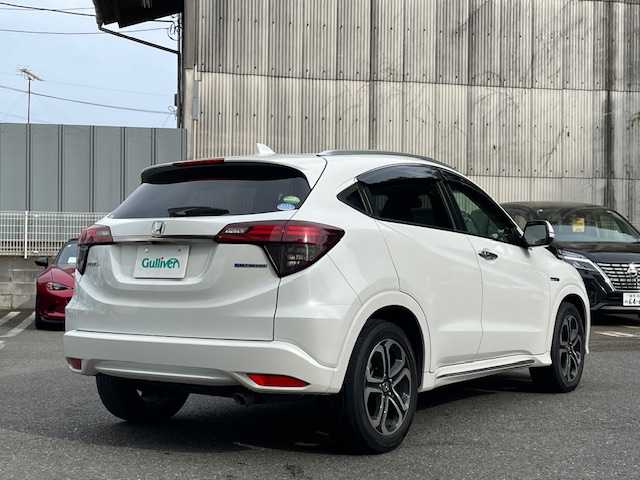ホンダ ヴェゼル ハイブリッド Z ホンダセンシング 埼玉県 2020(令2)年 2.8万km プラチナホワイトパール AIS検査済み/登録時走行距離27132km/車検R9年3月4日まで/ハイブリッドモデル/純正８インチメモリナビゲーション/（CD/DVD/BT）/フルセグテレビ/バックカメラ/ホンダセンシング/レーンキープアシスト/アダプティブクルーズコントロール/純正17インチアルミホイール/ルーフレール/ハーフレザーシート/LEDヘッドライト/LEDフォグランプ/ETC(ビルトイン)/前後ドライブレコーダー/パドルシフト/シートヒーター（前席）/オートライト/ステアリングリモコン/ミラーヒーター/電動格納ミラー/USBポート/プッシュスタート/スマートキー/アイドリングストップ/新車保証書/取扱説明書