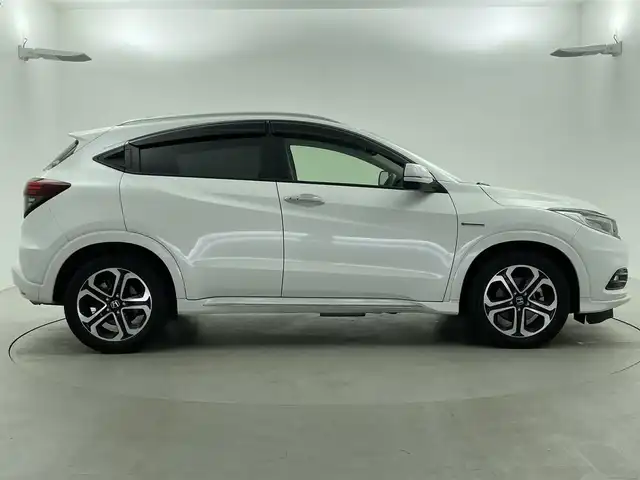 ホンダ ヴェゼル ハイブリッド Z ホンダセンシング 福井県 2020(令2)年 2.8万km プラチナホワイトパール AIS検査済み/車検R9年3月4日まで/ハイブリッドモデル/純正８インチメモリナビゲーション/（CD/DVD/BT）/フルセグテレビ/バックカメラ/ホンダセンシング/レーンキープアシスト/アダプティブクルーズコントロール/純正17インチアルミホイール/ルーフレール/ハーフレザーシート/LEDヘッドライト/LEDフォグランプ/ETC(ビルトイン)/前後ドライブレコーダー/パドルシフト/シートヒーター（前席）/オートライト/ステアリングリモコン/ミラーヒーター/電動格納ミラー/USBポート/プッシュスタート/スマートキー/アイドリングストップ/新車保証書/取扱説明書