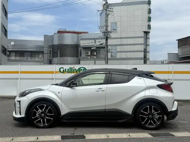 トヨタ Ｃ－ＨＲ S GRスポーツ 愛知県 2023(令5)年 4.8万km パールⅡ /ワンオーナー//GRフロントスポイラー//GRサイドスポイラー//GR専用フロントデザイン//GR専用エンブレム//メーカーナビ//AM/FM/USB/BT/Miracast//全方位カメラ//ビルトインETC//前後ドラレコ//オートLEDライト//フォグランプ//GR専用スポーツシート//ハーフレザーシート//前席シートヒーター//運転席ランバーサポート//GR専用革巻きステアリング//ステアリングリモコン//電動パーキングブレーキ//AUTO HOLD//スペアタイヤ//GR専用ブレーキキャリパー//横滑り防止装置//DRIVE MODE//SPORT/ECO/NORMAL//EV MODE//GR専用プッシュスタート//スマートキー//スペアキー//GR専用フロアマット//純正ドアバイザー//ISOFIX//トノカバー//バニティミラー//保証書//取扱説明書//ナビ取扱説明書//R5年記録簿