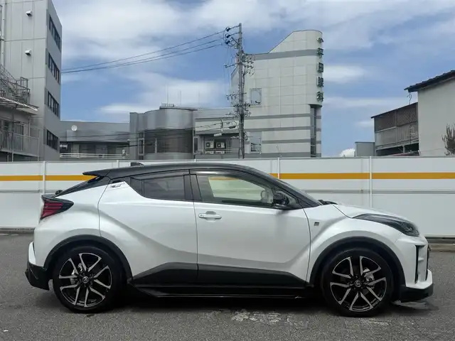 トヨタ Ｃ－ＨＲ S GRスポーツ 愛知県 2023(令5)年 4.8万km パールⅡ /ワンオーナー//GRフロントスポイラー//GRサイドスポイラー//GR専用フロントデザイン//GR専用エンブレム//メーカーナビ//AM/FM/USB/BT/Miracast//全方位カメラ//ビルトインETC//前後ドラレコ//オートLEDライト//フォグランプ//GR専用スポーツシート//ハーフレザーシート//前席シートヒーター//運転席ランバーサポート//GR専用革巻きステアリング//ステアリングリモコン//電動パーキングブレーキ//AUTO HOLD//スペアタイヤ//GR専用ブレーキキャリパー//横滑り防止装置//DRIVE MODE//SPORT/ECO/NORMAL//EV MODE//GR専用プッシュスタート//スマートキー//スペアキー//GR専用フロアマット//純正ドアバイザー//ISOFIX//トノカバー//バニティミラー//保証書//取扱説明書//ナビ取扱説明書//R5年記録簿