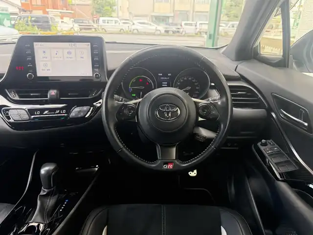 トヨタ Ｃ－ＨＲ S GRスポーツ 愛知県 2023(令5)年 4.8万km パールⅡ /ワンオーナー//GRフロントスポイラー//GRサイドスポイラー//GR専用フロントデザイン//GR専用エンブレム//メーカーナビ//AM/FM/USB/BT/Miracast//全方位カメラ//ビルトインETC//前後ドラレコ//オートLEDライト//フォグランプ//GR専用スポーツシート//ハーフレザーシート//前席シートヒーター//運転席ランバーサポート//GR専用革巻きステアリング//ステアリングリモコン//電動パーキングブレーキ//AUTO HOLD//スペアタイヤ//GR専用ブレーキキャリパー//横滑り防止装置//DRIVE MODE//SPORT/ECO/NORMAL//EV MODE//GR専用プッシュスタート//スマートキー//スペアキー//GR専用フロアマット//純正ドアバイザー//ISOFIX//トノカバー//バニティミラー//保証書//取扱説明書//ナビ取扱説明書//R5年記録簿