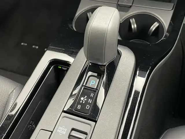 トヨタ プリウス Z 岡山県 2023(令5)年 1.2万km プラチナホワイトパールマイカ 純正12.3インチディスプレイオーディオ/(Bluetooth/フルセグTV/Carplay/USB)/置くだけ充電/パノラミックビューモニター/ビルトインETC2.0/ステアリングヒーター/D席メモリー付パワーシート/D/N席シートヒーター/D/N席シートベンチレーション/パワーバックドア/100V電源/オートハイビーム/コーナーセンサー/レーンキープアシスト/レーダークルーズコントロール/ブラインドスポットモニター/純正19インチアルミホイール/純正フロアマット