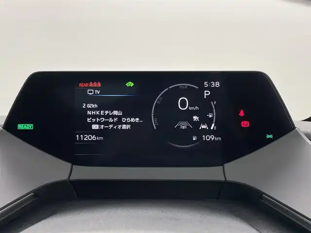 トヨタ プリウス Z 岡山県 2023(令5)年 1.2万km プラチナホワイトパールマイカ 純正12.3インチディスプレイオーディオ/(Bluetooth/フルセグTV/Carplay/USB)/置くだけ充電/パノラミックビューモニター/ビルトインETC2.0/ステアリングヒーター/D席メモリー付パワーシート/D/N席シートヒーター/D/N席シートベンチレーション/パワーバックドア/100V電源/オートハイビーム/コーナーセンサー/レーンキープアシスト/レーダークルーズコントロール/ブラインドスポットモニター/純正19インチアルミホイール/純正フロアマット