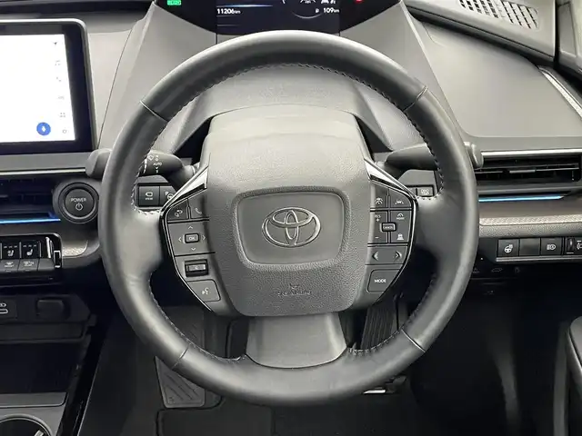 トヨタ プリウス Z 岡山県 2023(令5)年 1.2万km プラチナホワイトパールマイカ 純正12.3インチディスプレイオーディオ/(Bluetooth/フルセグTV/Carplay/USB)/置くだけ充電/パノラミックビューモニター/ビルトインETC2.0/ステアリングヒーター/D席メモリー付パワーシート/D/N席シートヒーター/D/N席シートベンチレーション/パワーバックドア/100V電源/オートハイビーム/コーナーセンサー/レーンキープアシスト/レーダークルーズコントロール/ブラインドスポットモニター/純正19インチアルミホイール/純正フロアマット