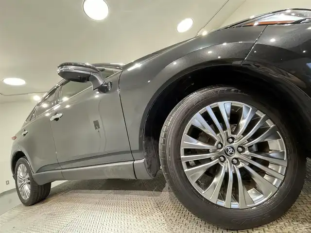 トヨタ ハリアー ハイブリッド Z レザーパッケージ 愛知県 2020(令2)年 3.5万km プレシャスブラックパール 純正１２．３インチナビ/(Bluetooth/AM/FM/USB/Miracast/AUX/フルセグTV/CarPlay)/トヨタセーフティセンス　/　　-プリクラッシュセーフティ/　　-レーントレーニングアシスト/　　-レーダークルーズコントロール/　　-アダプティブハイビームシステム/　　-ロードサインアシスト/デジタルインナーミラー　/ビルトインＥＴＣ２．０　/ヘッドアップディスプレイ　/ブラインドスポットモニター/先行車発進お知らせ/クリアランスソナー/シートベンチレーション/シートヒーター　/ステアリングヒーター/メモリー機能付パワーシート/黒レザーシート/LEDヘッドライト/LEDフォグランプ