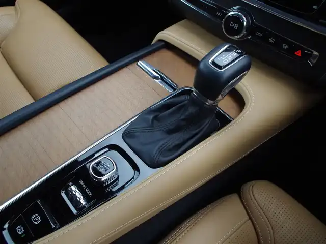 ボルボ Ｖ９０ D4 インスクリプション 埼玉県 2020(令2)年 4万km 黒 キャメルレザーシート /アダプティブクルーズコントロール /全周囲カメラ /ヘッドアップディスプレイ /ブラインドスポットモニター /Pセンサー /CarPlay /harman/cardon/純正ナビ /シートHI /ベンチレーション /電動リアゲート