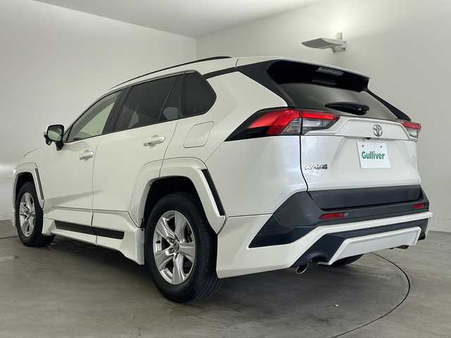 トヨタ ＲＡＶ４ X 兵庫県 2019(令1)年 6.2万km ホワイトパールクリスタルシャイン ・TRDエアロ（F.S.R）/・Toyota Safety Sense/・プリクラッシュセーフティ/・レーントレーシングアシスト/・レーダークルーズコントロール（全車速追従機能付）/・オートマチックハイビーム/・ロードサインアシスト/・先行車発進告知機能/・インテリジェントクリアランスソナー/・オートマチックハイビーム/・純正9インチナビ＆フルセグ＆BT＆DVD/・バックカメラ/・スマートキー/・プッシュスタート/・ビルトインETC/・前後ドライブレコーダー/・純正17インチアルミホイール/・電動パーキング/・オートブレーキホールド/・3灯式LEDヘッドランプ（オートレベリング機能付）＋LEDクリアランスランプ＋LEDデイライト/・フロントフォグランプ/・防眩インナーミラー /・純正フロアマット/・オートライト/・MTモード付AT/・ルーフレール