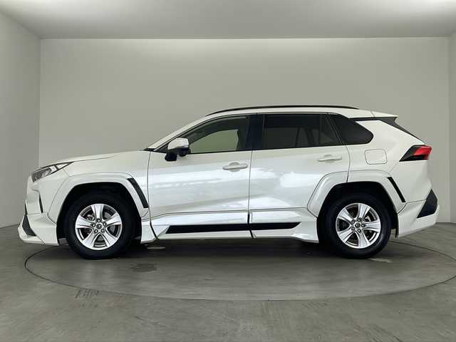 トヨタ ＲＡＶ４ X 兵庫県 2019(令1)年 6.2万km ホワイトパールクリスタルシャイン ・TRDエアロ（F.S.R）/・Toyota Safety Sense/・プリクラッシュセーフティ/・レーントレーシングアシスト/・レーダークルーズコントロール（全車速追従機能付）/・オートマチックハイビーム/・ロードサインアシスト/・先行車発進告知機能/・インテリジェントクリアランスソナー/・オートマチックハイビーム/・純正9インチナビ＆フルセグ＆BT＆DVD/・バックカメラ/・スマートキー/・プッシュスタート/・ビルトインETC/・前後ドライブレコーダー/・純正17インチアルミホイール/・電動パーキング/・オートブレーキホールド/・3灯式LEDヘッドランプ（オートレベリング機能付）＋LEDクリアランスランプ＋LEDデイライト/・フロントフォグランプ/・防眩インナーミラー /・純正フロアマット/・オートライト/・MTモード付AT/・ルーフレール