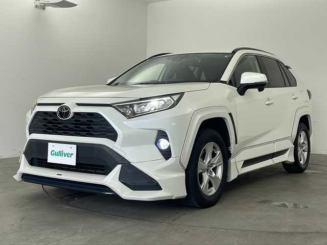 トヨタ ＲＡＶ４ X 兵庫県 2019(令1)年 6.2万km ホワイトパールクリスタルシャイン ・TRDエアロ（F.S.R）/・Toyota Safety Sense/・プリクラッシュセーフティ/・レーントレーシングアシスト/・レーダークルーズコントロール（全車速追従機能付）/・オートマチックハイビーム/・ロードサインアシスト/・先行車発進告知機能/・インテリジェントクリアランスソナー/・オートマチックハイビーム/・純正9インチナビ＆フルセグ＆BT＆DVD/・バックカメラ/・スマートキー/・プッシュスタート/・ビルトインETC/・前後ドライブレコーダー/・純正17インチアルミホイール/・電動パーキング/・オートブレーキホールド/・3灯式LEDヘッドランプ（オートレベリング機能付）＋LEDクリアランスランプ＋LEDデイライト/・フロントフォグランプ/・防眩インナーミラー /・純正フロアマット/・オートライト/・MTモード付AT/・ルーフレール