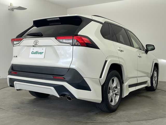 トヨタ ＲＡＶ４ X 兵庫県 2019(令1)年 6.2万km ホワイトパールクリスタルシャイン ・TRDエアロ（F.S.R）/・Toyota Safety Sense/・プリクラッシュセーフティ/・レーントレーシングアシスト/・レーダークルーズコントロール（全車速追従機能付）/・オートマチックハイビーム/・ロードサインアシスト/・先行車発進告知機能/・インテリジェントクリアランスソナー/・オートマチックハイビーム/・純正9インチナビ＆フルセグ＆BT＆DVD/・バックカメラ/・スマートキー/・プッシュスタート/・ビルトインETC/・前後ドライブレコーダー/・純正17インチアルミホイール/・電動パーキング/・オートブレーキホールド/・3灯式LEDヘッドランプ（オートレベリング機能付）＋LEDクリアランスランプ＋LEDデイライト/・フロントフォグランプ/・防眩インナーミラー /・純正フロアマット/・オートライト/・MTモード付AT/・ルーフレール