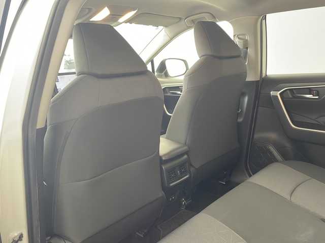 トヨタ ＲＡＶ４ X 兵庫県 2019(令1)年 6.2万km ホワイトパールクリスタルシャイン ・TRDエアロ（F.S.R）/・Toyota Safety Sense/・プリクラッシュセーフティ/・レーントレーシングアシスト/・レーダークルーズコントロール（全車速追従機能付）/・オートマチックハイビーム/・ロードサインアシスト/・先行車発進告知機能/・インテリジェントクリアランスソナー/・オートマチックハイビーム/・純正9インチナビ＆フルセグ＆BT＆DVD/・バックカメラ/・スマートキー/・プッシュスタート/・ビルトインETC/・前後ドライブレコーダー/・純正17インチアルミホイール/・電動パーキング/・オートブレーキホールド/・3灯式LEDヘッドランプ（オートレベリング機能付）＋LEDクリアランスランプ＋LEDデイライト/・フロントフォグランプ/・防眩インナーミラー /・純正フロアマット/・オートライト/・MTモード付AT/・ルーフレール