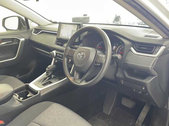 トヨタ ＲＡＶ４ X 兵庫県 2019(令1)年 6.2万km ホワイトパールクリスタルシャイン ・TRDエアロ（F.S.R）/・Toyota Safety Sense/・プリクラッシュセーフティ/・レーントレーシングアシスト/・レーダークルーズコントロール（全車速追従機能付）/・オートマチックハイビーム/・ロードサインアシスト/・先行車発進告知機能/・インテリジェントクリアランスソナー/・オートマチックハイビーム/・純正9インチナビ＆フルセグ＆BT＆DVD/・バックカメラ/・スマートキー/・プッシュスタート/・ビルトインETC/・前後ドライブレコーダー/・純正17インチアルミホイール/・電動パーキング/・オートブレーキホールド/・3灯式LEDヘッドランプ（オートレベリング機能付）＋LEDクリアランスランプ＋LEDデイライト/・フロントフォグランプ/・防眩インナーミラー /・純正フロアマット/・オートライト/・MTモード付AT/・ルーフレール