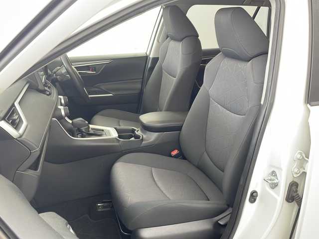 トヨタ ＲＡＶ４ X 兵庫県 2019(令1)年 6.2万km ホワイトパールクリスタルシャイン ・TRDエアロ（F.S.R）/・Toyota Safety Sense/・プリクラッシュセーフティ/・レーントレーシングアシスト/・レーダークルーズコントロール（全車速追従機能付）/・オートマチックハイビーム/・ロードサインアシスト/・先行車発進告知機能/・インテリジェントクリアランスソナー/・オートマチックハイビーム/・純正9インチナビ＆フルセグ＆BT＆DVD/・バックカメラ/・スマートキー/・プッシュスタート/・ビルトインETC/・前後ドライブレコーダー/・純正17インチアルミホイール/・電動パーキング/・オートブレーキホールド/・3灯式LEDヘッドランプ（オートレベリング機能付）＋LEDクリアランスランプ＋LEDデイライト/・フロントフォグランプ/・防眩インナーミラー /・純正フロアマット/・オートライト/・MTモード付AT/・ルーフレール