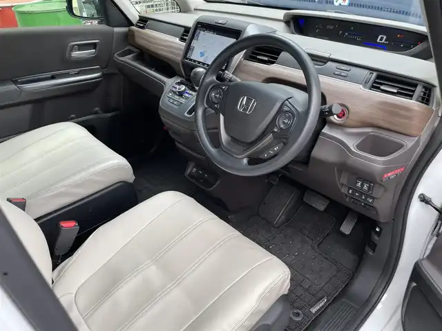 ホンダ フリード＋ G 滋賀県 2024(令6)年 1.9万km プラチナホワイトパール 純正9インチナビ/【Bluetooth/CD/DVD/フルセグTV/HDMI/Apple CarPlay】/バックカメラ/衝突軽減ブレーキ/追従クルーズコントロール/レーンキープアシスト/両側パワースライドドア/LEDヘッドライト/オートライト/D/Nシートヒーター/前後ドライブレコーダー/ビルトインETC/ドアバイザー/後席サンシェード/純正フロアマット/プッシュスタート/スマートキー/ステアリングリモコン