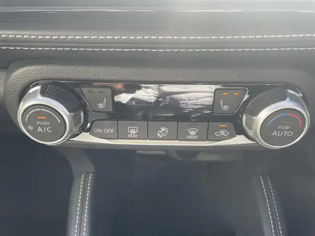 日産 キックス X 熊本県 2021(令3)年 4.3万km ブリリアントホワイトパール/ピュアブラック 2トーン 純正ナビ/・AM/FM/CD/DVD/BT/USB/・アラウンドビューモニター/・フルセグTV/プロパイロット/エマージェンシーブレーキ/側方支援/ふらつき警報/オートマチックハイビーム/IMPULエアロ/リアスポイラー/ドライブレコーダー/ハーフレザーシート/前席シートヒーター/ルーフレール/ETC/デジタルインナーミラー/革巻きステアリング/ステアリングスイッチ/ステアリングヒーター/電動パーキングブレーキ/オートホールドブレーキ/LEDヘッドライト/純正フロアマット/社外アルミホイール/ドアバイザー