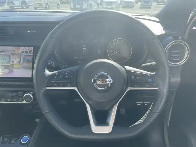 日産 キックス X 熊本県 2021(令3)年 4.3万km ブリリアントホワイトパール/ピュアブラック 2トーン 純正ナビ/・AM/FM/CD/DVD/BT/USB/・アラウンドビューモニター/・フルセグTV/プロパイロット/エマージェンシーブレーキ/側方支援/ふらつき警報/オートマチックハイビーム/IMPULエアロ/リアスポイラー/ドライブレコーダー/ハーフレザーシート/前席シートヒーター/ルーフレール/ETC/デジタルインナーミラー/革巻きステアリング/ステアリングスイッチ/ステアリングヒーター/電動パーキングブレーキ/オートホールドブレーキ/LEDヘッドライト/純正フロアマット/社外アルミホイール/ドアバイザー