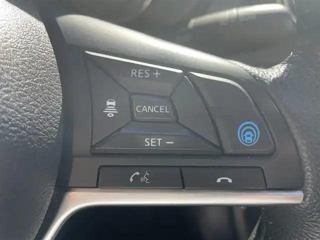 日産 キックス X 熊本県 2021(令3)年 4.3万km ブリリアントホワイトパール/ピュアブラック 2トーン 純正ナビ/・AM/FM/CD/DVD/BT/USB/・アラウンドビューモニター/・フルセグTV/プロパイロット/エマージェンシーブレーキ/側方支援/ふらつき警報/オートマチックハイビーム/IMPULエアロ/リアスポイラー/ドライブレコーダー/ハーフレザーシート/前席シートヒーター/ルーフレール/ETC/デジタルインナーミラー/革巻きステアリング/ステアリングスイッチ/ステアリングヒーター/電動パーキングブレーキ/オートホールドブレーキ/LEDヘッドライト/純正フロアマット/社外アルミホイール/ドアバイザー