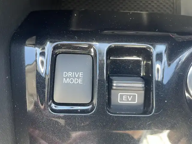 日産 キックス X 熊本県 2021(令3)年 4.3万km ブリリアントホワイトパール/ピュアブラック 2トーン 純正ナビ/・AM/FM/CD/DVD/BT/USB/・アラウンドビューモニター/・フルセグTV/プロパイロット/エマージェンシーブレーキ/側方支援/ふらつき警報/オートマチックハイビーム/IMPULエアロ/リアスポイラー/ドライブレコーダー/ハーフレザーシート/前席シートヒーター/ルーフレール/ETC/デジタルインナーミラー/革巻きステアリング/ステアリングスイッチ/ステアリングヒーター/電動パーキングブレーキ/オートホールドブレーキ/LEDヘッドライト/純正フロアマット/社外アルミホイール/ドアバイザー