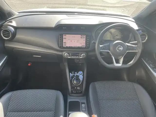 日産 キックス X 熊本県 2021(令3)年 4.3万km ブリリアントホワイトパール/ピュアブラック 2トーン 純正ナビ/・AM/FM/CD/DVD/BT/USB/・アラウンドビューモニター/・フルセグTV/プロパイロット/エマージェンシーブレーキ/側方支援/ふらつき警報/オートマチックハイビーム/IMPULエアロ/リアスポイラー/ドライブレコーダー/ハーフレザーシート/前席シートヒーター/ルーフレール/ETC/デジタルインナーミラー/革巻きステアリング/ステアリングスイッチ/ステアリングヒーター/電動パーキングブレーキ/オートホールドブレーキ/LEDヘッドライト/純正フロアマット/社外アルミホイール/ドアバイザー