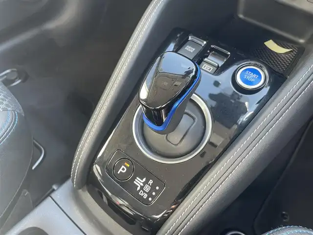 日産 キックス X 熊本県 2021(令3)年 4.3万km ブリリアントホワイトパール/ピュアブラック 2トーン 純正ナビ/・AM/FM/CD/DVD/BT/USB/・アラウンドビューモニター/・フルセグTV/プロパイロット/エマージェンシーブレーキ/側方支援/ふらつき警報/オートマチックハイビーム/IMPULエアロ/リアスポイラー/ドライブレコーダー/ハーフレザーシート/前席シートヒーター/ルーフレール/ETC/デジタルインナーミラー/革巻きステアリング/ステアリングスイッチ/ステアリングヒーター/電動パーキングブレーキ/オートホールドブレーキ/LEDヘッドライト/純正フロアマット/社外アルミホイール/ドアバイザー