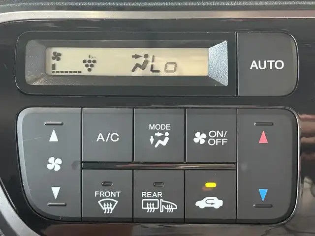 ホンダ Ｎ ＢＯＸ カスタム SSパッケージ 熊本県 2014(平26)年 6.4万km プレミアムホワイトパール 純正ナビ/・AM/FM/CD/DVD/BT/USB/・ワンセグTV/・バックカメラ/衝突軽減ブレーキ/横滑り防止装置/オートライト/HIDヘッドライト/フォグランプ/前席シートヒーター/革巻きステアリング/ステアリングスイッチ/両側電動スライドドア/純正フロアマット/純正アルミホイール/ドアバイザー/電動格納ミラー/ウインカーミラー/プッシュススタート