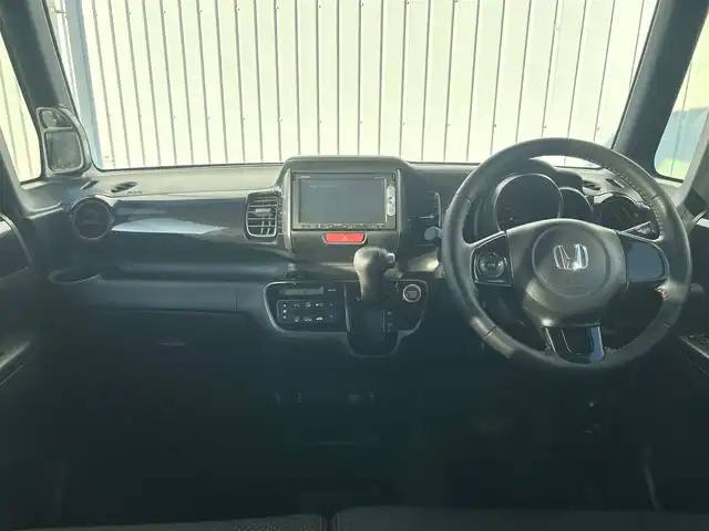 ホンダ Ｎ ＢＯＸ カスタム SSパッケージ 熊本県 2014(平26)年 6.4万km プレミアムホワイトパール 純正ナビ/・AM/FM/CD/DVD/BT/USB/・ワンセグTV/・バックカメラ/衝突軽減ブレーキ/横滑り防止装置/オートライト/HIDヘッドライト/フォグランプ/前席シートヒーター/革巻きステアリング/ステアリングスイッチ/両側電動スライドドア/純正フロアマット/純正アルミホイール/ドアバイザー/電動格納ミラー/ウインカーミラー/プッシュススタート