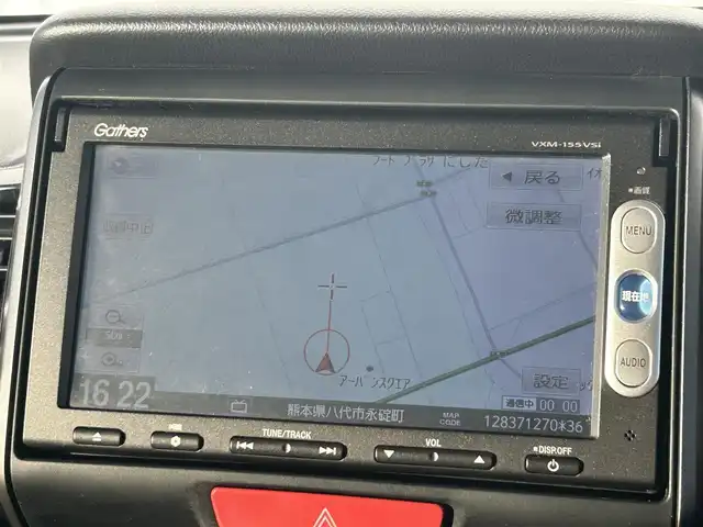 ホンダ Ｎ ＢＯＸ カスタム SSパッケージ 熊本県 2014(平26)年 6.4万km プレミアムホワイトパール 純正ナビ/・AM/FM/CD/DVD/BT/USB/・ワンセグTV/・バックカメラ/衝突軽減ブレーキ/横滑り防止装置/オートライト/HIDヘッドライト/フォグランプ/前席シートヒーター/革巻きステアリング/ステアリングスイッチ/両側電動スライドドア/純正フロアマット/純正アルミホイール/ドアバイザー/電動格納ミラー/ウインカーミラー/プッシュススタート