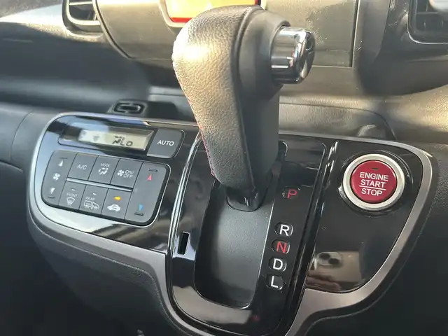 ホンダ Ｎ ＢＯＸ カスタム SSパッケージ 熊本県 2014(平26)年 6.4万km プレミアムホワイトパール 純正ナビ/・AM/FM/CD/DVD/BT/USB/・ワンセグTV/・バックカメラ/衝突軽減ブレーキ/横滑り防止装置/オートライト/HIDヘッドライト/フォグランプ/前席シートヒーター/革巻きステアリング/ステアリングスイッチ/両側電動スライドドア/純正フロアマット/純正アルミホイール/ドアバイザー/電動格納ミラー/ウインカーミラー/プッシュススタート