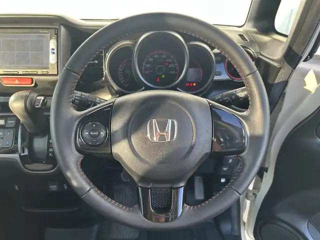 ホンダ Ｎ ＢＯＸ カスタム SSパッケージ 熊本県 2014(平26)年 6.4万km プレミアムホワイトパール 純正ナビ/・AM/FM/CD/DVD/BT/USB/・ワンセグTV/・バックカメラ/衝突軽減ブレーキ/横滑り防止装置/オートライト/HIDヘッドライト/フォグランプ/前席シートヒーター/革巻きステアリング/ステアリングスイッチ/両側電動スライドドア/純正フロアマット/純正アルミホイール/ドアバイザー/電動格納ミラー/ウインカーミラー/プッシュススタート