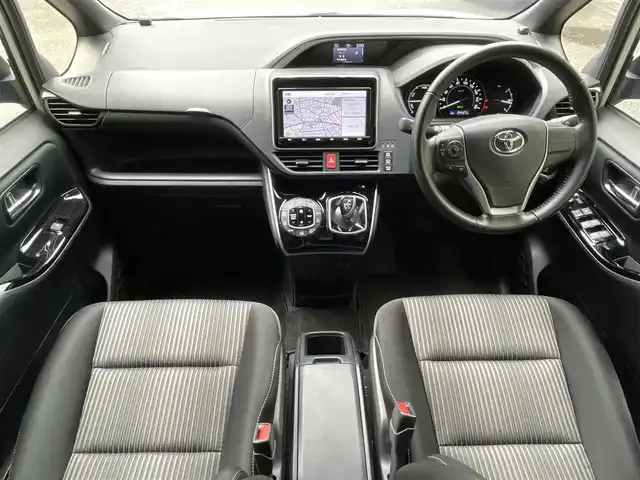 トヨタ ヴォクシー ハイブリッド ZS 煌Ⅱ 神奈川県 2019(平31)年 2.5万km ホワイトパールクリスタルシャイン 登録時走行距離24427km/ワンオーナー/純正HDDナビ/　【CD/フルセグTV】/バックカメラ/クルーズコントロール(追従走行なし)/衝突被害軽減ブレーキ/横滑り防止/両側パワースライドドア/シートヒーター/コーナーセンサー/ビルトインETC/オートライト/純正LEDライト/フォグランプ/スマートキー/プッシュスタート/純正アルミホイール 16インチ/ドアバイザー/ウインカーミラー/純正フロアマット/リアプライバシーガラス/スペアキー×1【スマートキー】/新車時整備手帳（保証書）/取扱説明書