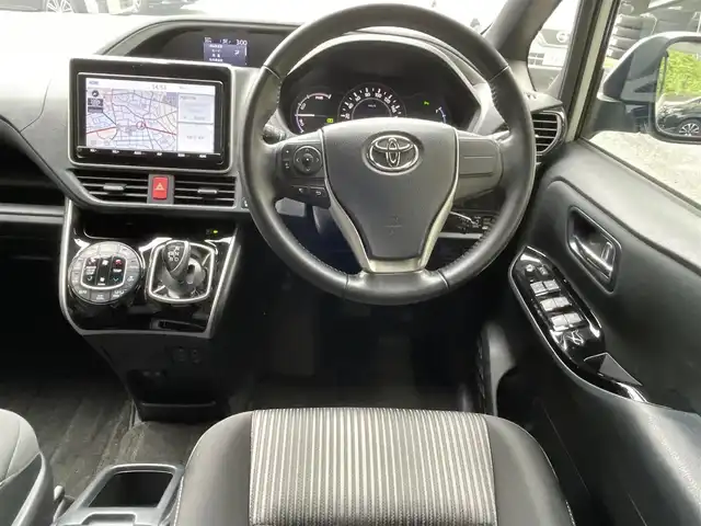 トヨタ ヴォクシー ハイブリッド ZS 煌Ⅱ 神奈川県 2019(平31)年 2.5万km ホワイトパールクリスタルシャイン 登録時走行距離24427km/ワンオーナー/純正HDDナビ/　【CD/フルセグTV】/バックカメラ/クルーズコントロール(追従走行なし)/衝突被害軽減ブレーキ/横滑り防止/両側パワースライドドア/シートヒーター/コーナーセンサー/ビルトインETC/オートライト/純正LEDライト/フォグランプ/スマートキー/プッシュスタート/純正アルミホイール 16インチ/ドアバイザー/ウインカーミラー/純正フロアマット/リアプライバシーガラス/スペアキー×1【スマートキー】/新車時整備手帳（保証書）/取扱説明書
