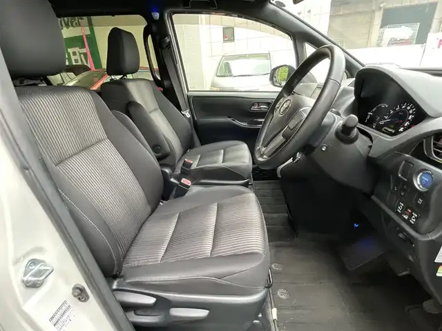 トヨタ ヴォクシー ハイブリッド ZS 煌Ⅱ 神奈川県 2019(平31)年 2.5万km ホワイトパールクリスタルシャイン 登録時走行距離24427km/ワンオーナー/純正HDDナビ/　【CD/フルセグTV】/バックカメラ/クルーズコントロール(追従走行なし)/衝突被害軽減ブレーキ/横滑り防止/両側パワースライドドア/シートヒーター/コーナーセンサー/ビルトインETC/オートライト/純正LEDライト/フォグランプ/スマートキー/プッシュスタート/純正アルミホイール 16インチ/ドアバイザー/ウインカーミラー/純正フロアマット/リアプライバシーガラス/スペアキー×1【スマートキー】/新車時整備手帳（保証書）/取扱説明書