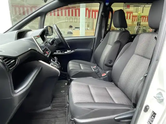 トヨタ ヴォクシー ハイブリッド ZS 煌Ⅱ 神奈川県 2019(平31)年 2.5万km ホワイトパールクリスタルシャイン 登録時走行距離24427km/ワンオーナー/純正HDDナビ/　【CD/フルセグTV】/バックカメラ/クルーズコントロール(追従走行なし)/衝突被害軽減ブレーキ/横滑り防止/両側パワースライドドア/シートヒーター/コーナーセンサー/ビルトインETC/オートライト/純正LEDライト/フォグランプ/スマートキー/プッシュスタート/純正アルミホイール 16インチ/ドアバイザー/ウインカーミラー/純正フロアマット/リアプライバシーガラス/スペアキー×1【スマートキー】/新車時整備手帳（保証書）/取扱説明書