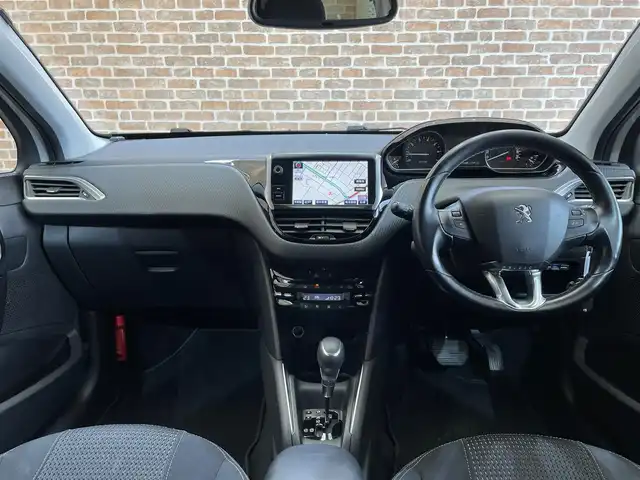 プジョー ２０８ アリュール シエロPKG 岩手県 2017(平29)年 7.4万km 白 ターボ/ガラスルーフ/アクティブシティブレーキ/スピードリミッター/クルーズコントロール/スタート＆ストップシステム/横滑り防止装置/コーナーセンサー/左右独立調整オートエアコン/純正ナビ/フルセグTV/バックカメラ/ETC/ヘッドライトレベライザー/フロント・リヤフォグランプ/純正16インチアルミホイール