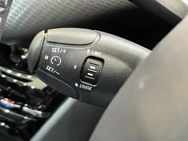 プジョー ２０８ アリュール シエロPKG 岩手県 2017(平29)年 7.4万km 白 ターボ/ガラスルーフ/アクティブシティブレーキ/スピードリミッター/クルーズコントロール/スタート＆ストップシステム/横滑り防止装置/コーナーセンサー/左右独立調整オートエアコン/純正ナビ/フルセグTV/バックカメラ/ETC/ヘッドライトレベライザー/フロント・リヤフォグランプ/純正16インチアルミホイール