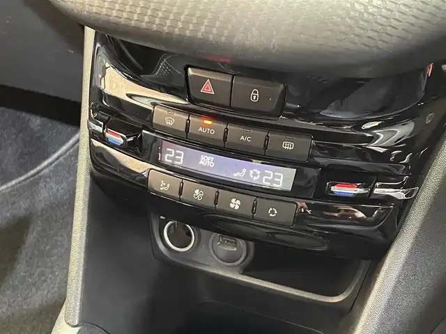 プジョー ２０８ アリュール シエロPKG 岩手県 2017(平29)年 7.4万km 白 ターボ/ガラスルーフ/アクティブシティブレーキ/スピードリミッター/クルーズコントロール/スタート＆ストップシステム/横滑り防止装置/コーナーセンサー/左右独立調整オートエアコン/純正ナビ/フルセグTV/バックカメラ/ETC/ヘッドライトレベライザー/フロント・リヤフォグランプ/純正16インチアルミホイール