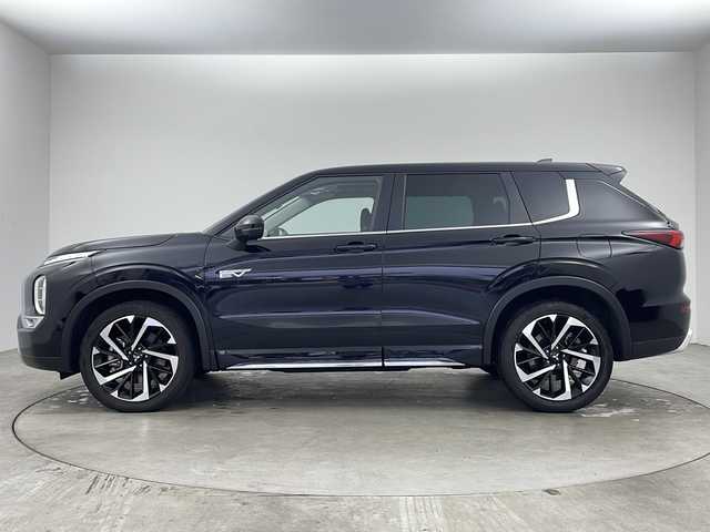 三菱 アウトランダー ＰＨＥＶ G 兵庫県 2022(令4)年 2.9万km アメジストブラック ・ワンオーナー/・純正ナビ&BT&USB&AppleCarPlay/・アラウンドビューカメラ/・レーンキープ/・レーダークルーズコントロール/・サンルーフ/・衝突軽減ブレーキ/・ブラインドスポットモニター/・レーンキープアシスト/・フロントワイパーデアイサー/・ハーフレザー/・シートヒーター/・ステアリングヒーター/・ダウンヒルアシストコントロール/・パワーバックドア/・純正ETC2.0/・パドルシフト/・電動パーキングブレーキ/・ブレーキホールド/・純正20インチアルミホイール/・純正フロアマット/・AC100V電源1500W/・革巻きステアリング/・サイドアンダーガーニッシュ/・防眩ミラー